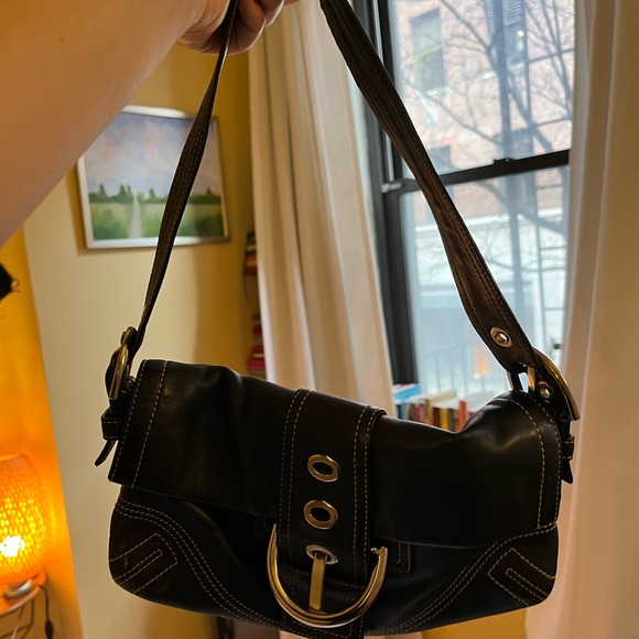 Black coach bag with silver clasp. - Picture 3 of 9